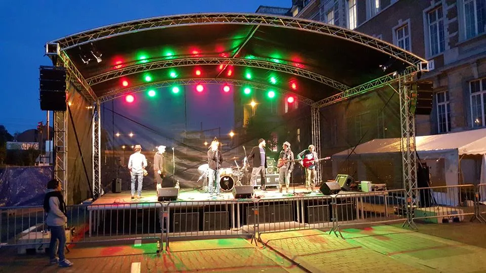 Sc&egrave;ne concert 9m x 7m - 63m&sup2;